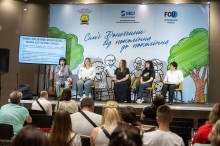 Виступ та презентація учасників заходу. Всі уважно слухають спікерку.