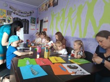 Діти разом з дорослими виготовляють поробки “сорочки” з кольорового паперу