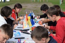 Підлітки, серед яких діти-ВПО з Донеччини, під час активностей на свіжому повітрі у межах проекту "Азимут"
