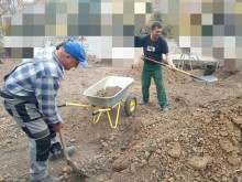 Працівники Донецькоблгазу виконують земляні роботи вручну