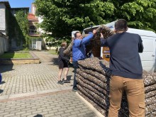 Двоє чоловіків вантажать матраци