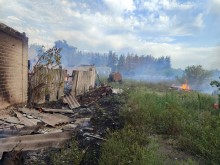 Зруйноване та обгоріле подвір'я після ворожого удару