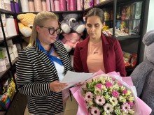 Валерія Яньшина показує, які в неї є види квітів у магазині.