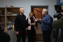 Вадим Філашкін та педагоги навчального закладу. Спілкуються.