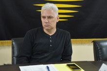 Представник адміністрації уважно дивиться на доповіча
