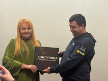 Урочистий момент передачі великої книги під назвою «Донеччина. Східний форпост України» між учасниками акції.