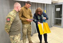 Момент вручення подарунків військовим: зустріч студентів маріупольських коледжів із захисниками Донеччини.