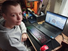 Учасник віртуальної екскурсії за ноутбуком