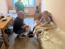 Начальник Часовоярської МВА Сергій Чаус спілкується з мешканкою громади в Уманському Будинку вееранів