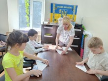 Діти під час заходу-реквієму виготовляють паперових журавликів