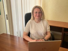 Начальниця обласного управління культури Вікторія Точена за ноутбуком під час семінару