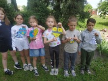 Діти-переселенці демонструють поробки, виготовлені до акції-реквієму