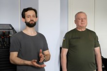 Ігор Гаєвий (справа) та представник ДонНТУ під час Всеукраїнського конкурсу «WorldSkills Ukraine 2026» з мехатроніки