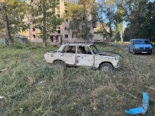 Пошкоджений автомобіль у дворі зруйнованої окупантами багатоповерхівки