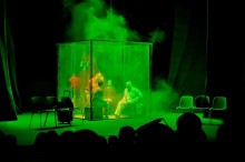 Актори театру на сцені грають виставу для глядачів з Мукачева та всієї України