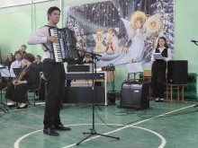 Музикант грає на акордеоні