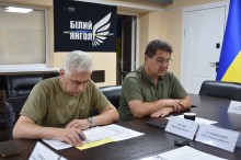 Начальник Мирноградської МВА Юрій Третяк доповідає про закупівлі. Поруч з ним представник адміністрації.