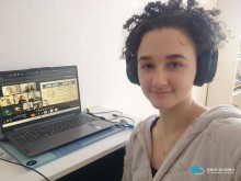 Учень сидить за монітором.