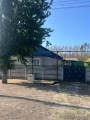 Будинок на околиці лісу, поруч з яким влучили окупанти.