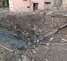 Вирва від ворожої бомби біля будинку