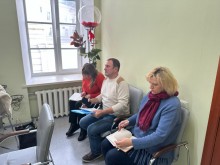 Учасники робочої зустрічі. Тримають блокноти та записують результати зустрічі.