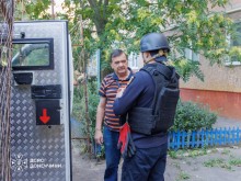 Рятувалньик розмовляє з чоловіком