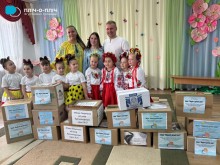 Діти та дорослі з Кременчука разом з коробками книг, які поїдуть до дітей Донеччини