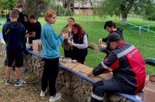 Хлопці та дівчата з Костянтинівського вищого професійного училища, разом із викладачем, працюють над виготовленням окопних свічок