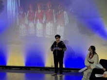 Представниця Лиманщини демонструє спів у автентичному вбранні