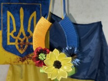 Декоративна підкова у національних кольорах з квітами, на фоні Державного Герба та Прапора України.