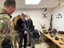 Військові показують студентам сучасне озброєння й обладнання під час тренінгу у Дніпрі.
