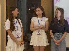 Члени молодіжної ради обговорюють та діляться досвідом. Двоє дівчат одягнені у білу спідницю та футболку, одна з них у джинсах та чорній футболці.