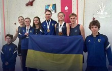 Скелелази Донецької області у складі збірної України, переможці та призери Кубка Європи 2026 року, тримають державний прапор України