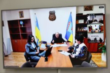 Керівництво Хустської громади під час онлайн зустрічі сидить за столом