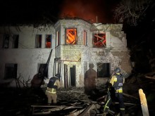Рятувальники гасять двоповерховий будинок, зруйнований в результаті ворожого обстрілу