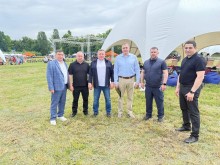Група чоловіків на галявині, де триває фестиваль