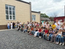 Учасники обласної літньої екологічної експедиції зібралися на відкритому майданчику під час спільного заходу.