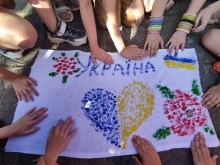 Діти малюють серце України