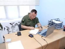 Фахівець військової адміністрації слухають доповідачів семінару