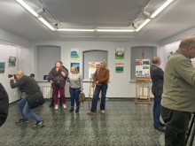 Відвідувачі дивляться та фотографують картини Архипа Куїнджі