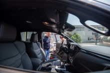 Оксана Головко разом з Вадимом Філашкіним оглядають отриману техніку