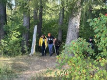 Ветеранам допомагають піднятись на гору