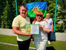 В.о. голови Краматорської райдержадміністрації, начальника районної військової адміністрації Вікторія Набоков та учасник турниру. В руках подяка.