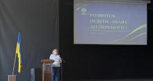 Організаторка заходу розповідає про плани майбутньої співпраці з працівниками суботніх  і недільних шкіл.