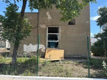 Пошкоджена ворожим ударом будівля, де вилетіли вікна