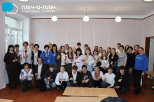 Спільне фото дітей та вчителів з Великодніми свічками.