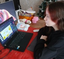 Учасниця заходу уважно слухає онлайн-діалог