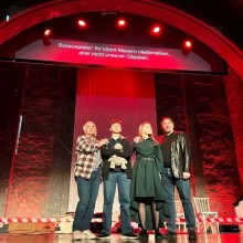 Актори позують на сцені у світлі софітів