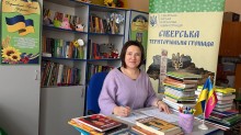 Представниця Сіверської громади з книжками