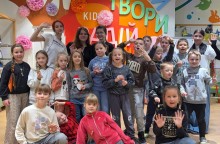 Діти махають руками на груповому фото